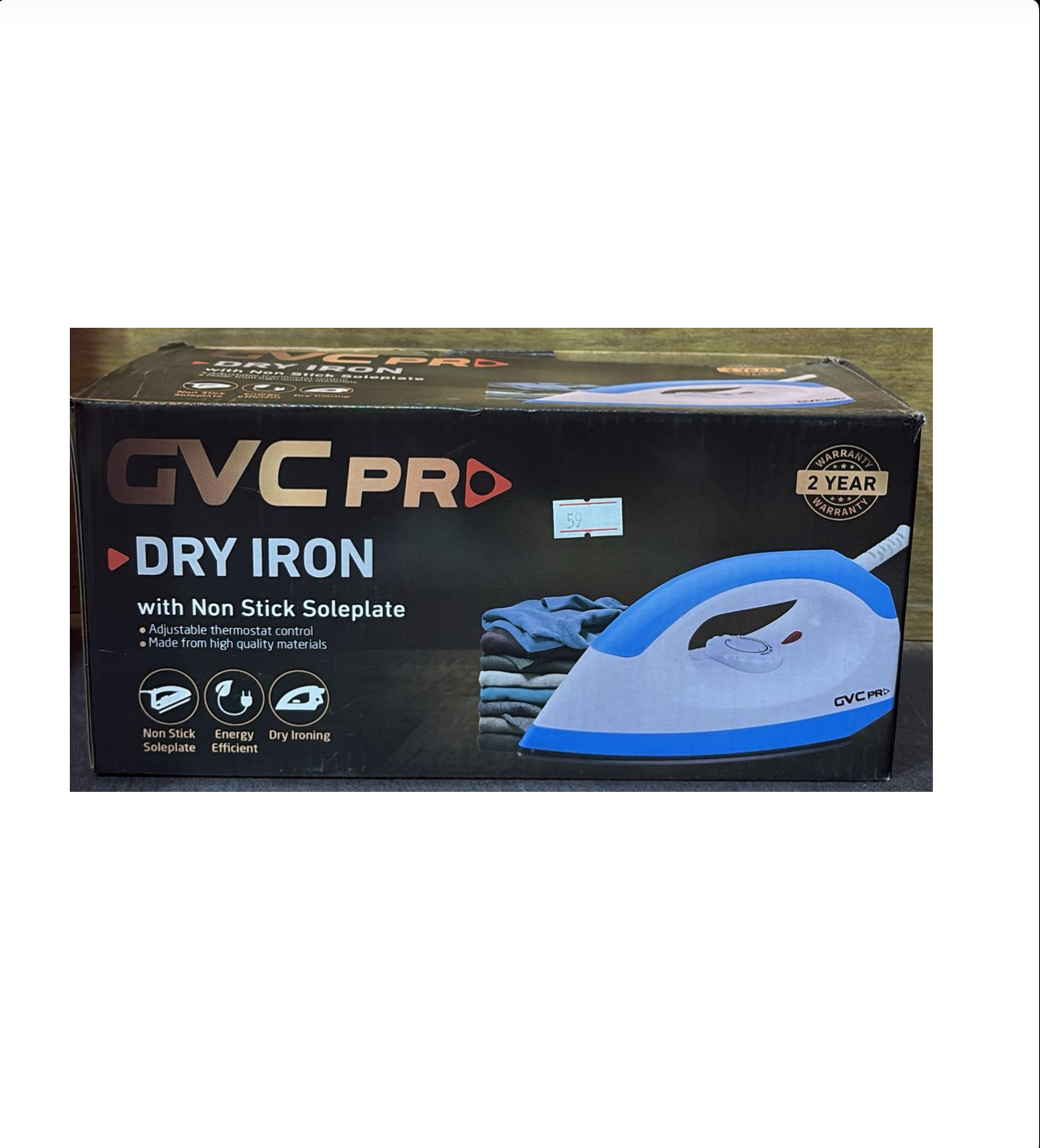 الجهاز هو مكواة جافة (Dry Iron) من ماركة GVC PRO.