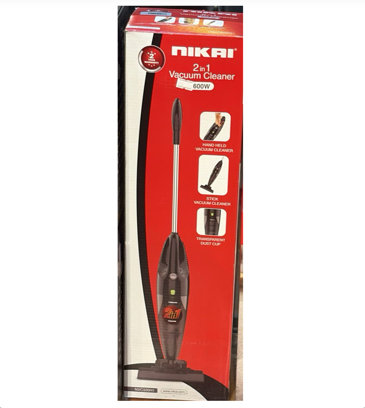 هو مكنسة كهربائية 2 في 1 (2in1 Vacuum Cleaner) من ماركة نيكاي (Nikai)، ورقم الموديل الموضح في أسفل العلبة هو NVC320H1