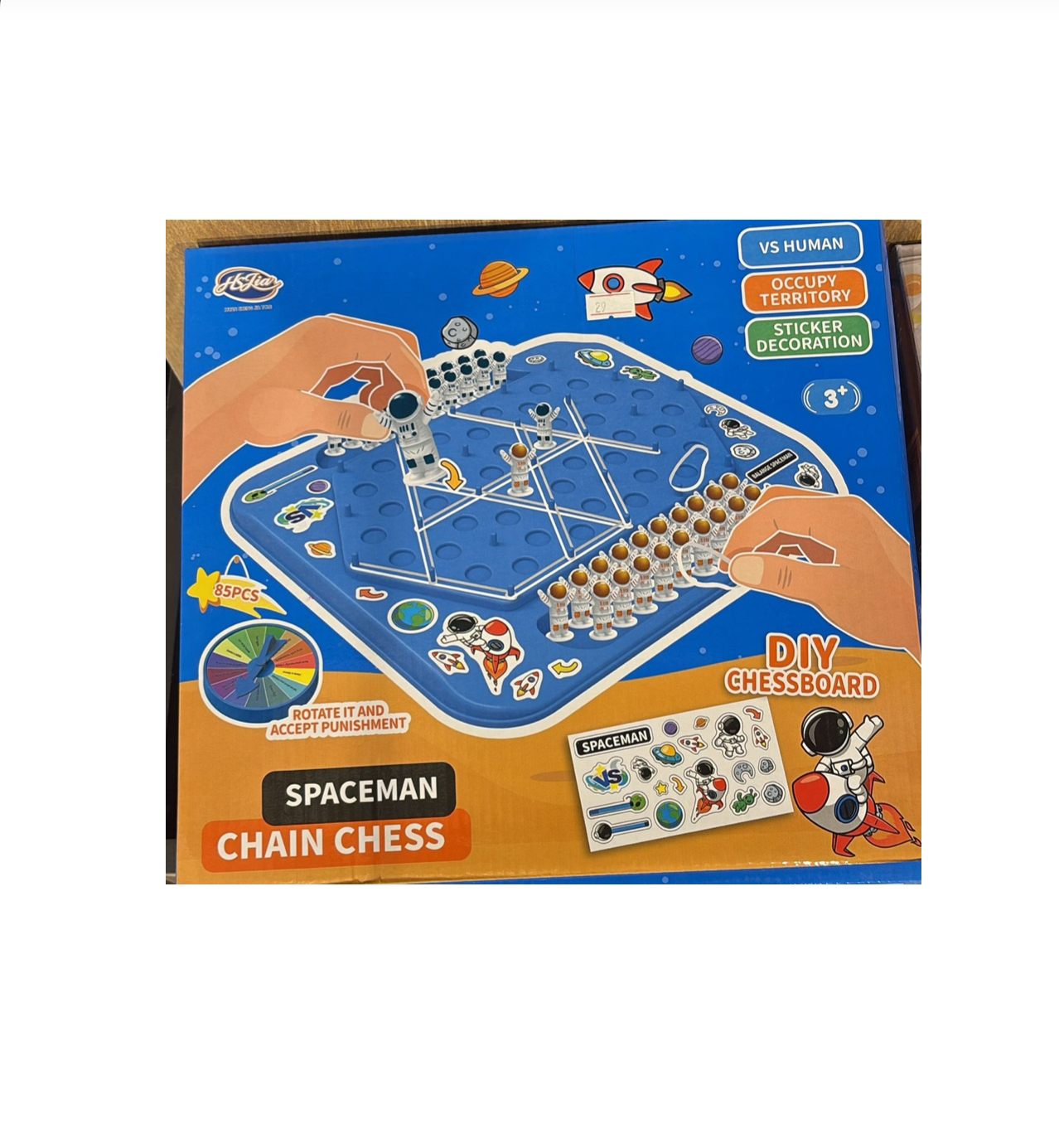 اللعبة هي Spaceman Chain Chess (شطرنج السلاسل بطابع رواد الفضاء).